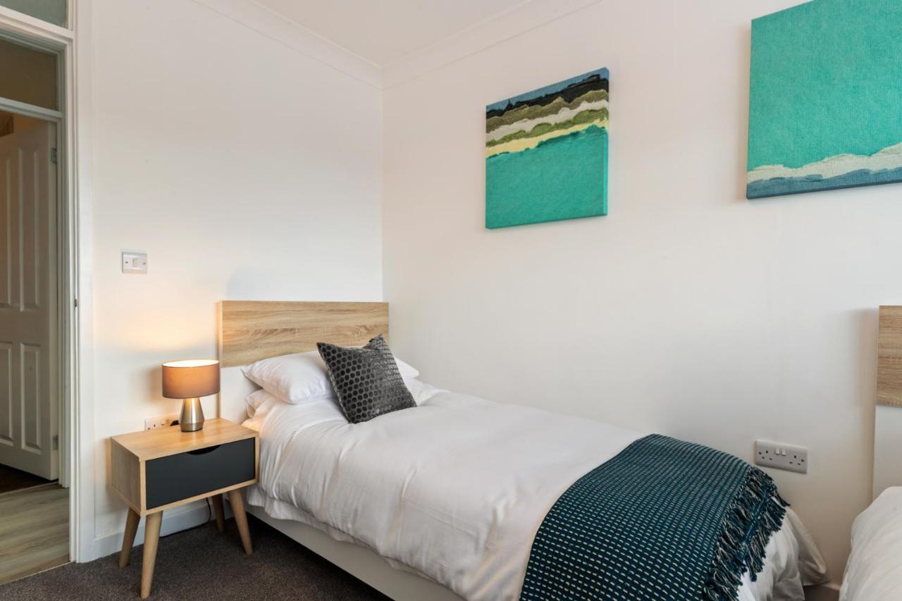 25 Coedrath Park - Sea Views From Balcony, Short Walk To Beach, Parking Saundersfoot Bagian luar foto